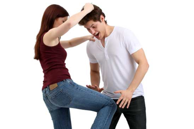 A Woman Defend A Man By Front Kick.